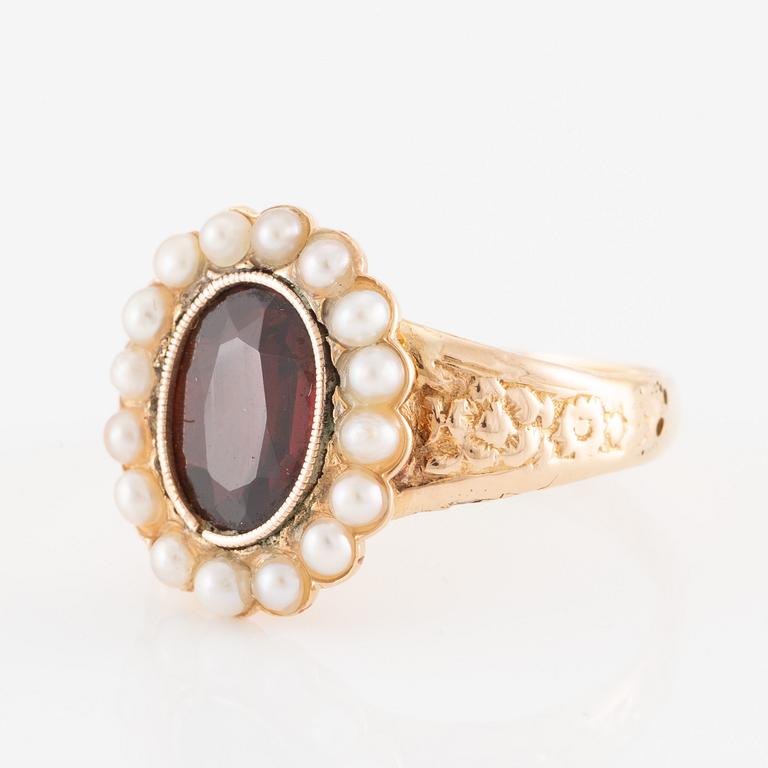 Ring, 18K gold with pearls and red stone.