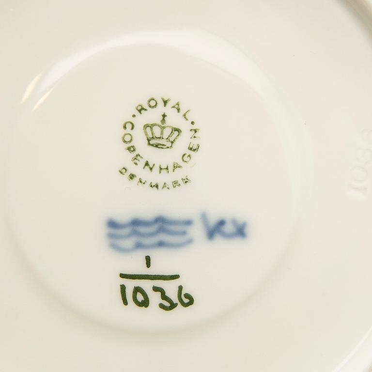 Chokladkoppar med fat, 6 st, porslin, "Musselmalet halvblond", Royal Copenhagen, Danmark.