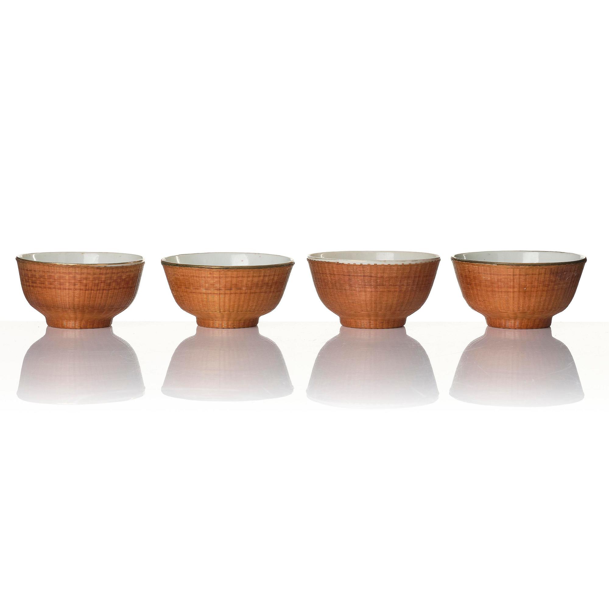 Skålar, 11 stycken porslin och korgflätning, omkring 1900.