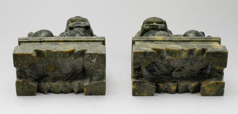 FIGURER, 1 par, grön soapstone, Kina, 1900-tal.