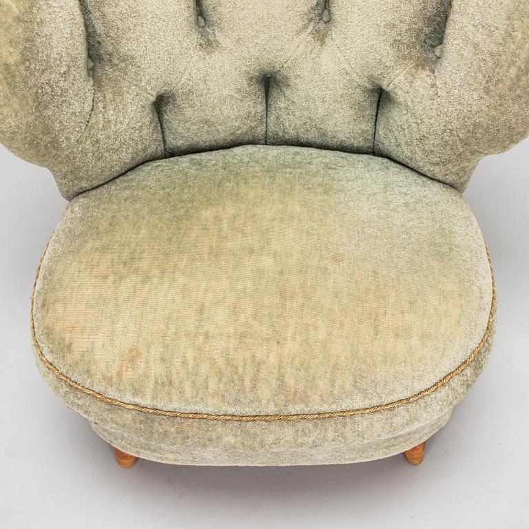 A mid-20th-century armchair.