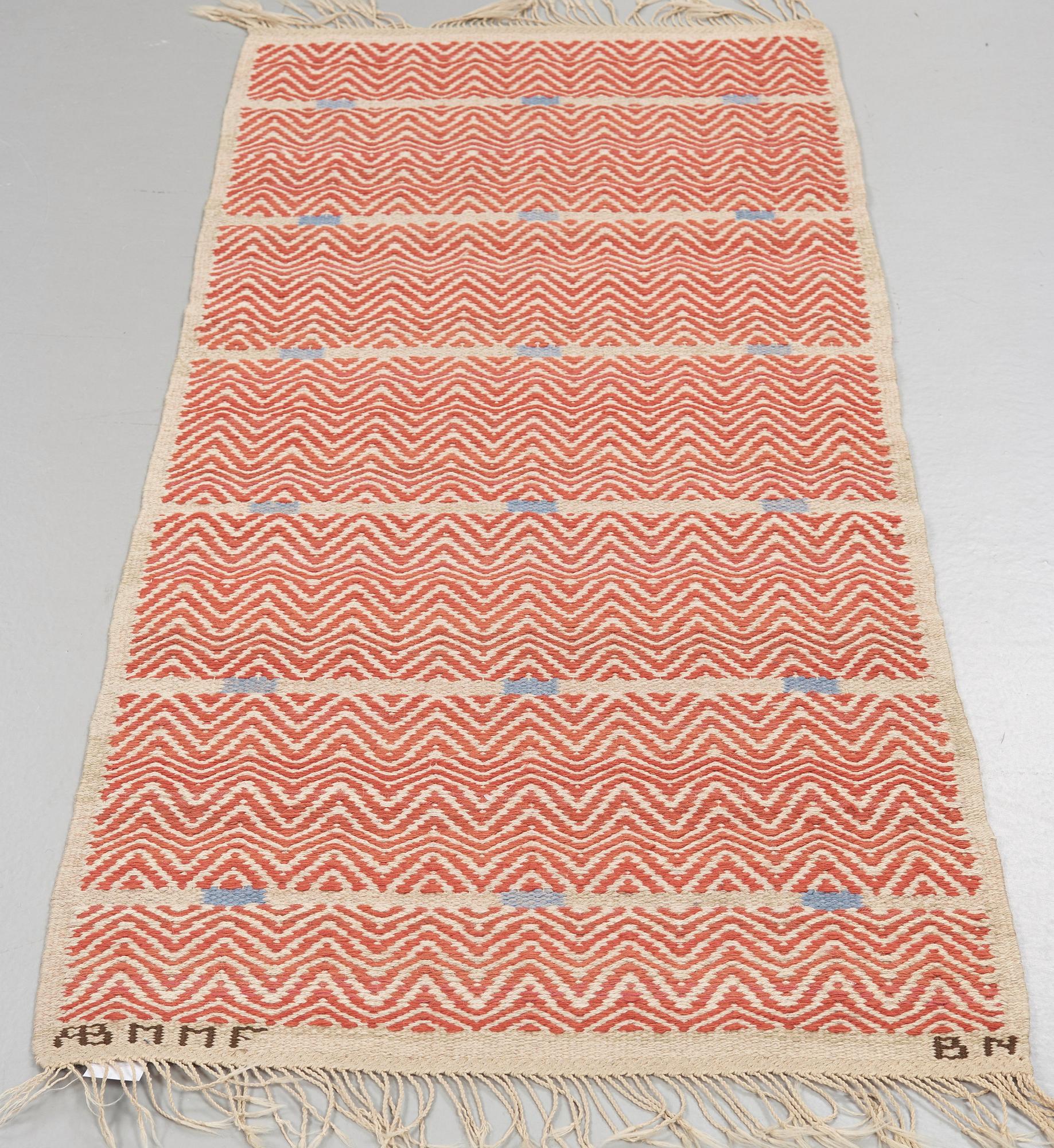 Barbro Nilsson, MATTA. "Rosengång, röd". Rosengång. 181,5 x 81,5 cm. Signerad AB MMF BN.