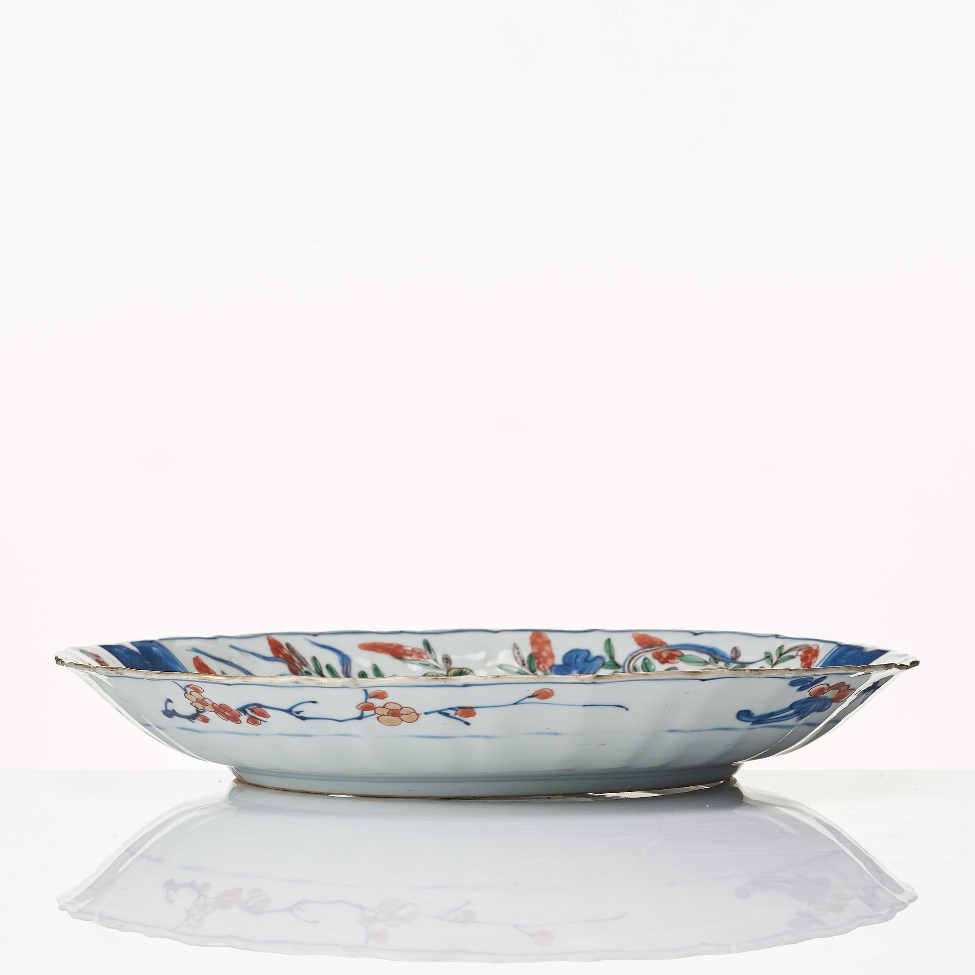 An imari verte dish, Qing dynasty, Kangxi (1662-1722).