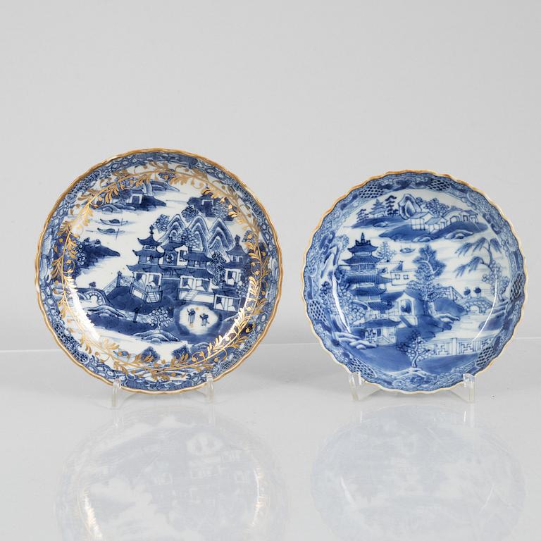 A blue and white export porcelain cup with saucer and four small dishes, China, Qing dynasty, 18th/19th century.