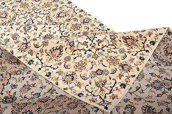 A Kashan carpet, a. 305 x 195 cm.