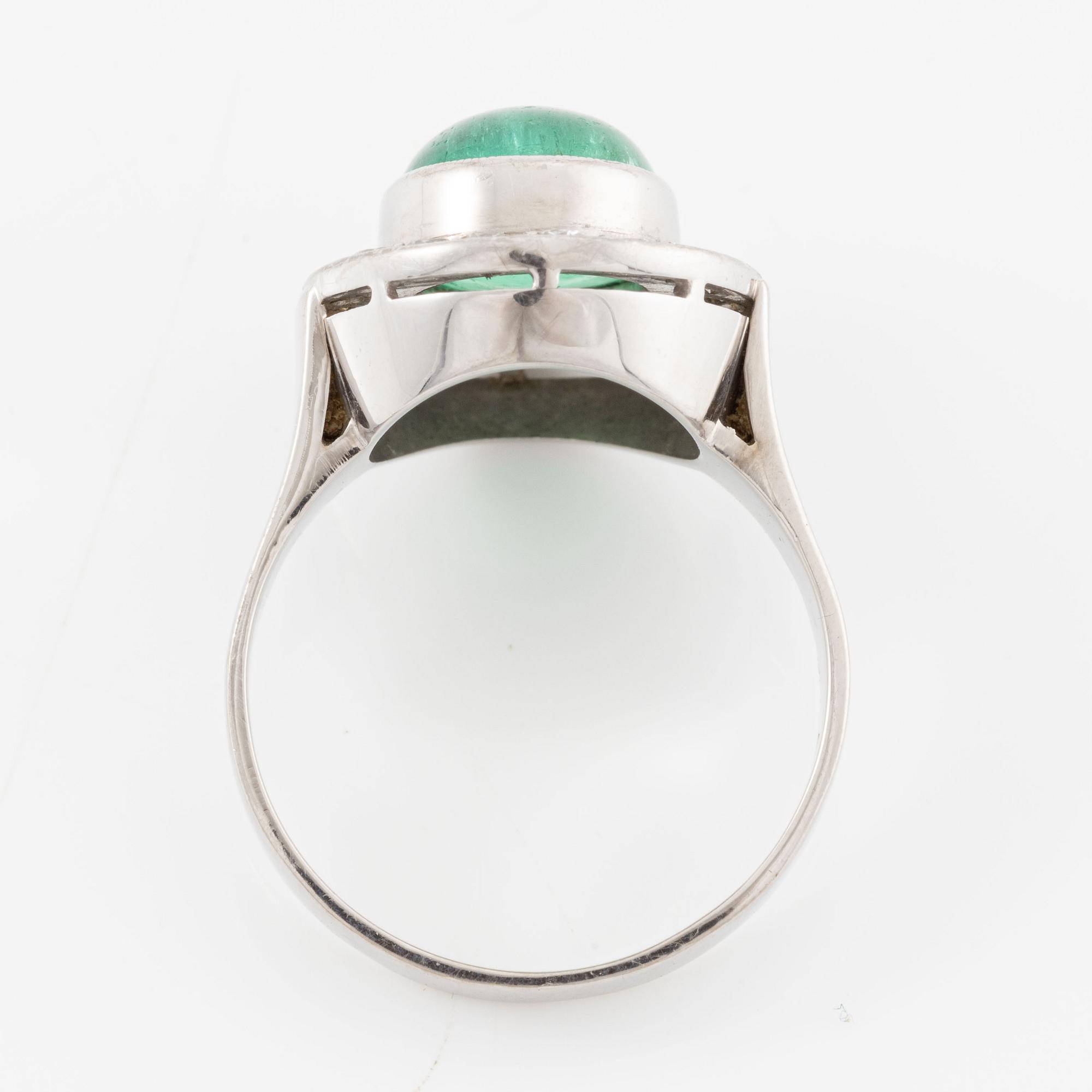 Ring 18K vitguld med en cabochonslipad smaragd och runda briljantslipade diamanter.