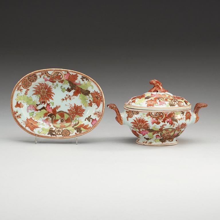 SMÖRTERRIN med LOCK, FAT och TALLRIKAR, två stycken, kompaniporslin. Qing dynastin, Qianlong (1736-95).