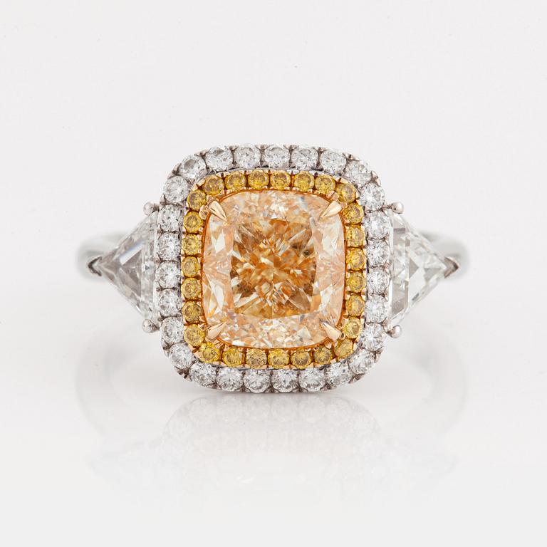 RING med en kuddslipad diamant.