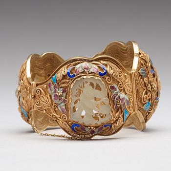 A filigree bracelet with inlays of cloisonné and carved nephrite, Qing dynasty.