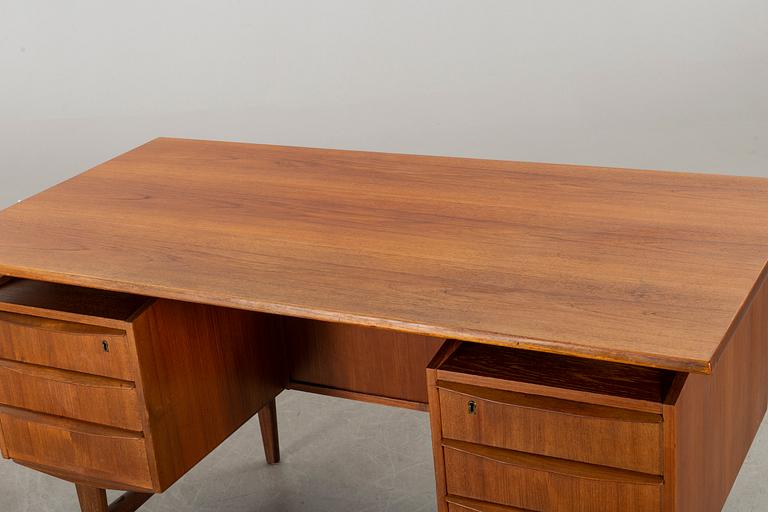 SKRIVBORD, teak, 1900-talets andra hälft.