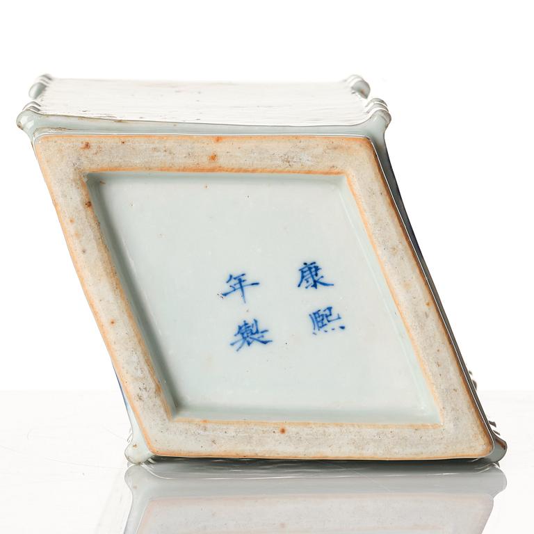 A blue and white vase, late Qing dynasty, circa 1900.