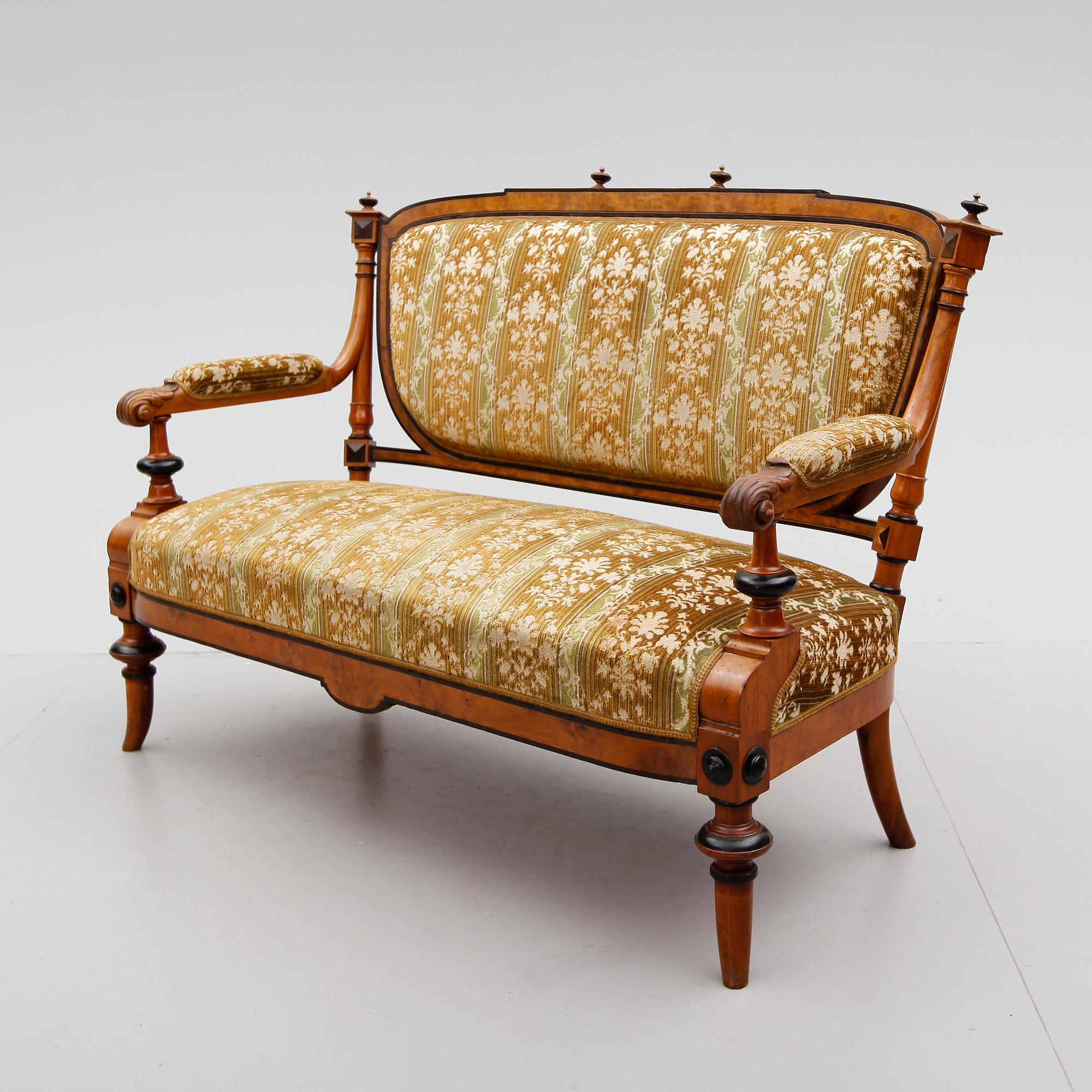 SOFFA OCH BORD, nyrenässans, omkring år 1900.