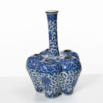 A blue and white tulip vase, Qing dynasty, circa 1900.
