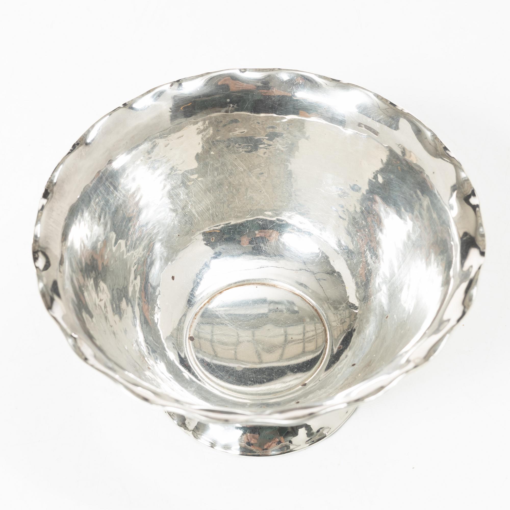 Two silver beakers and a bowl,