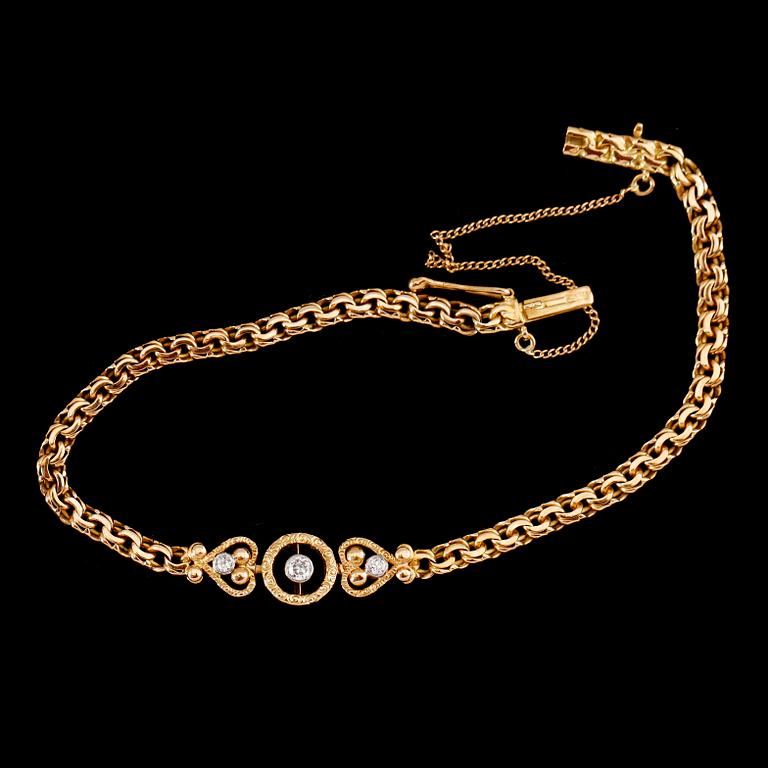 ARMBAND, 18 k guld, med 3 briljanter, daterad 1920. Vikt ca 12 gram.
