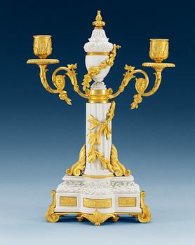 KANDELABER för två ljus, brännförgylld brons och biskivporslin. Frankrike, Porcelain de Paris, ca 1910.