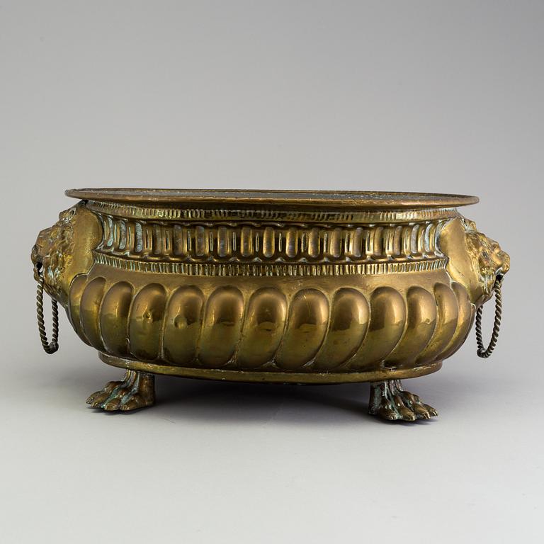 AN 18TH CENTURY BRASS JARDINIERE.