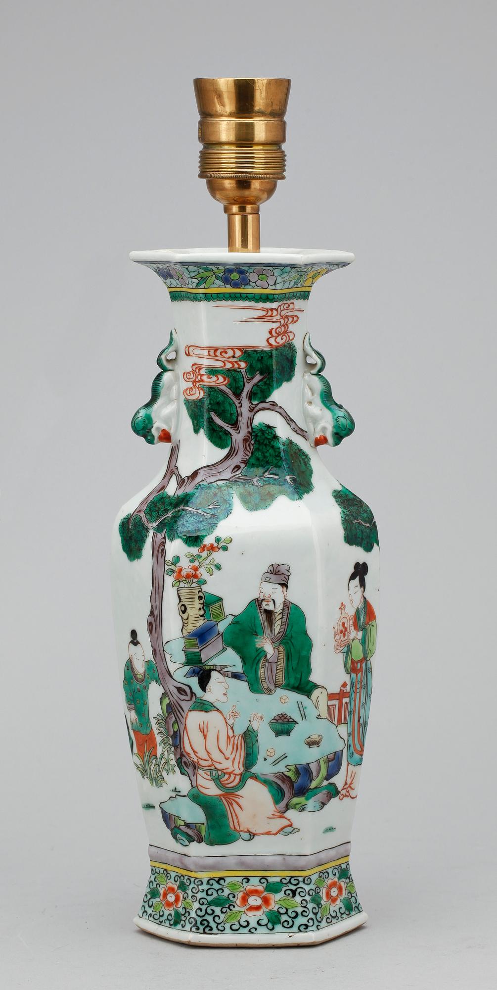 BORDSLAMPA / VAS, porslin, Kina, troligen 1900-tal.