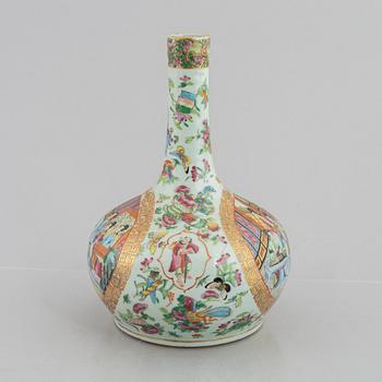 A Chinese Canton porcelain vase, 19th century, Qing dynasty.