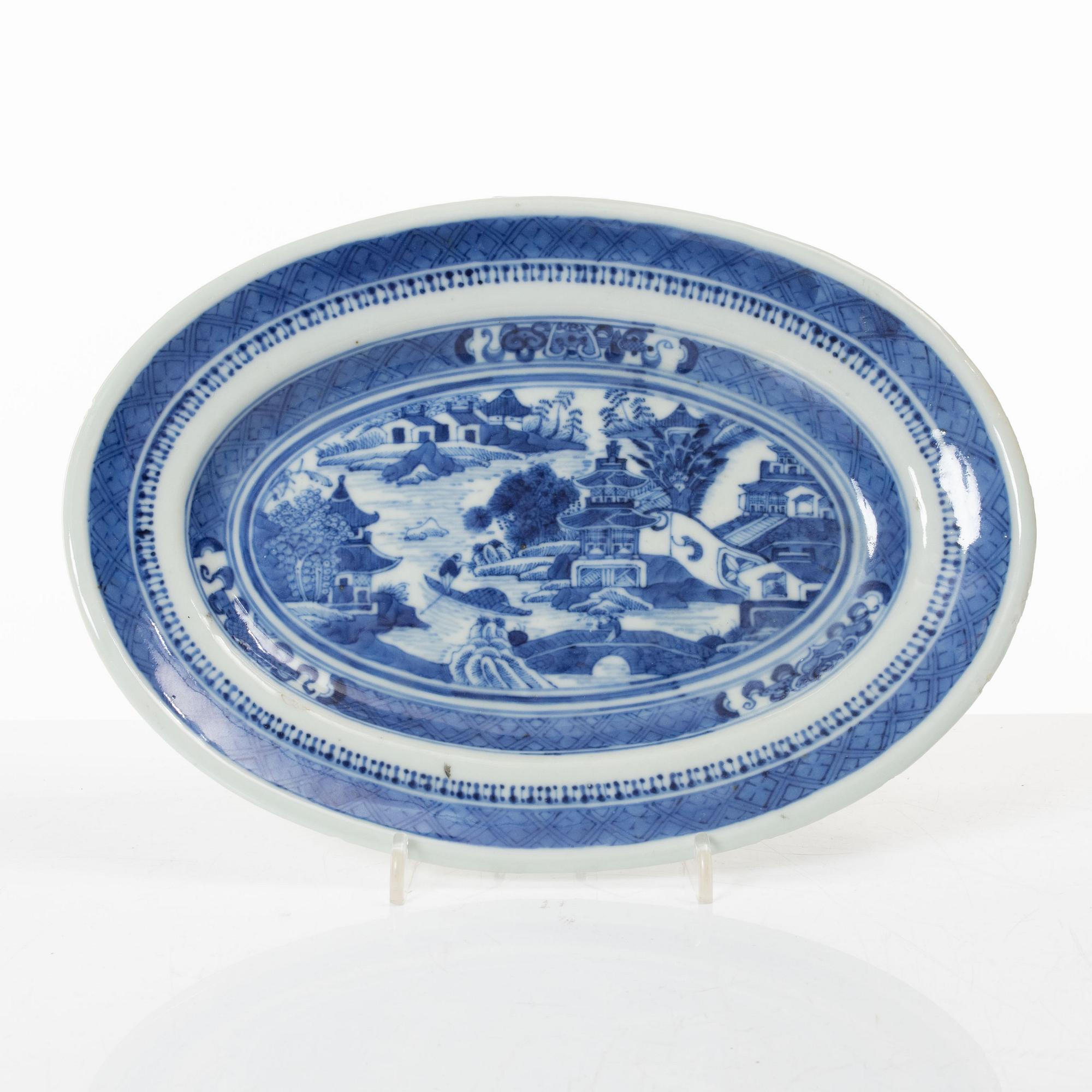 Form och stekfat, porslin, Kina, Qingdynastin, omkring 1800.