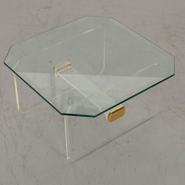 A GLASS TOP COFFEE TABLE.