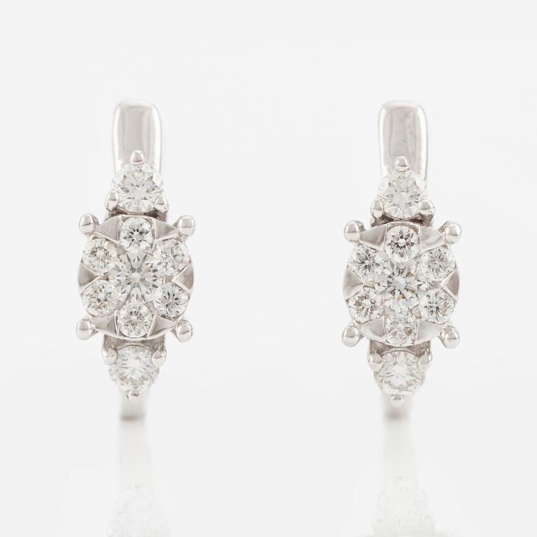 Örhängen med briljantslipade diamanter.