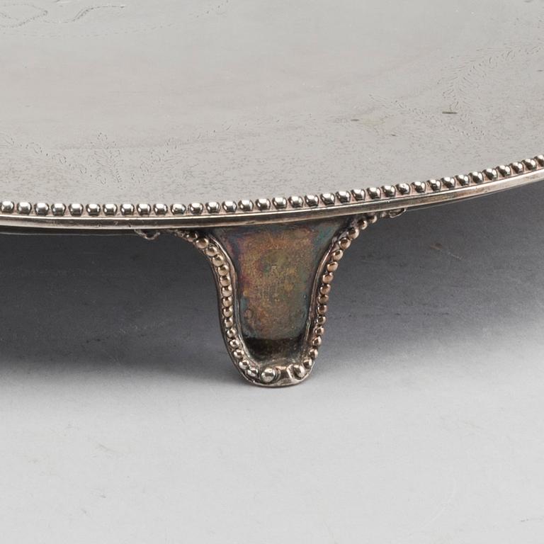 A SILVER SALVER BY JOHN CROUCH & THOMAS HANNAM, London 1782, weight c:a 1200 g.