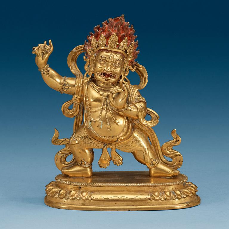 DHARMAPALA, förgylld brons, Sinotibetansk. Troligen 1700-tal.