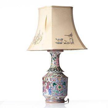 VAS/LAMPA, porslin. Qingdynastin, Kanton, 1800-tal.