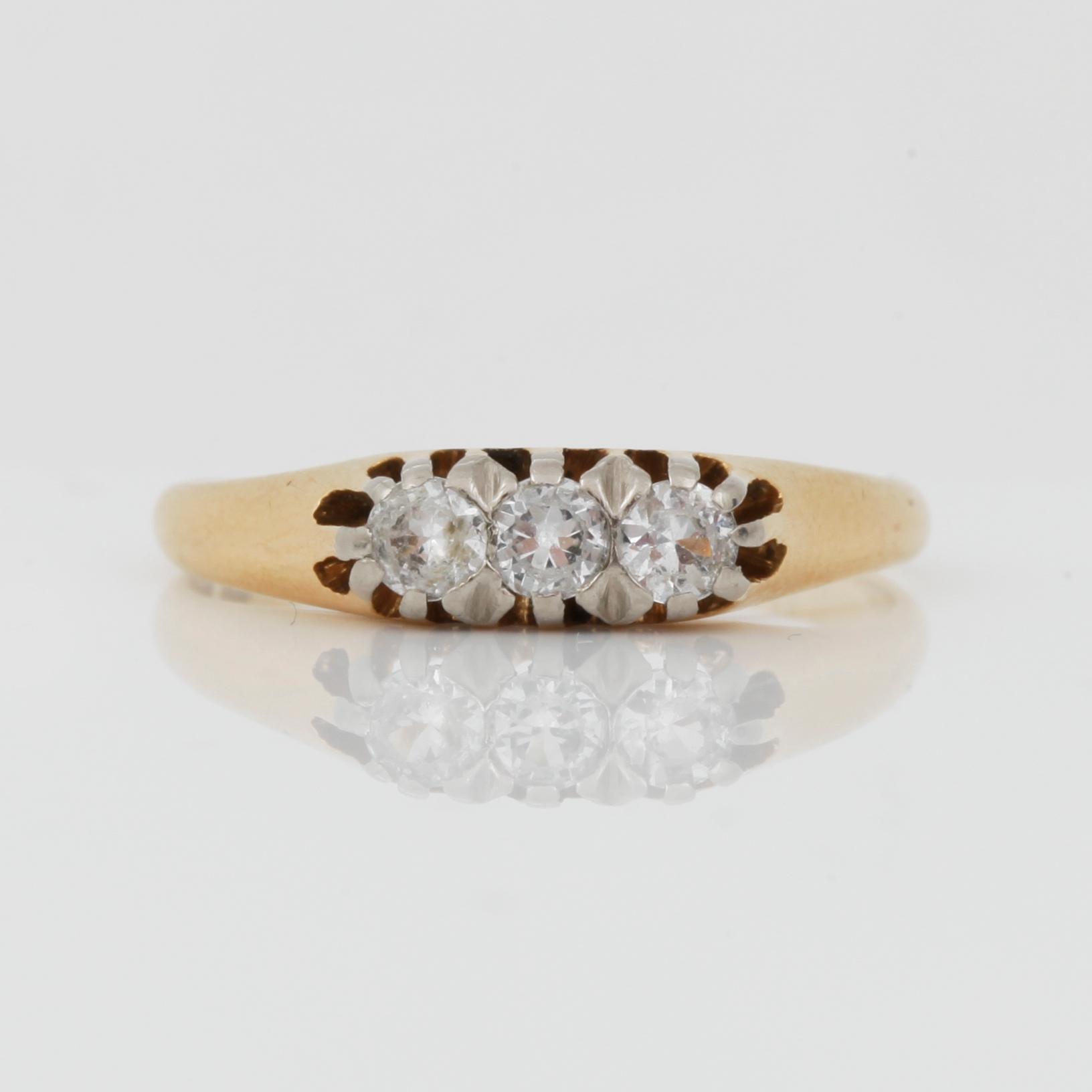 RING, 18K guld med 3 briljantslipade diamanter. Vikt 2,6 g.