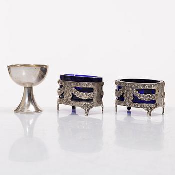 Skål, bägare, borste, kam, ett par saltkar samt 6 st fat, silver.