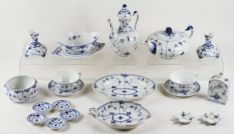 SERVISDELAR, ca 18 delar, porslin, Kunglig dansk, B&G, musselmalet, hel, halvblond.