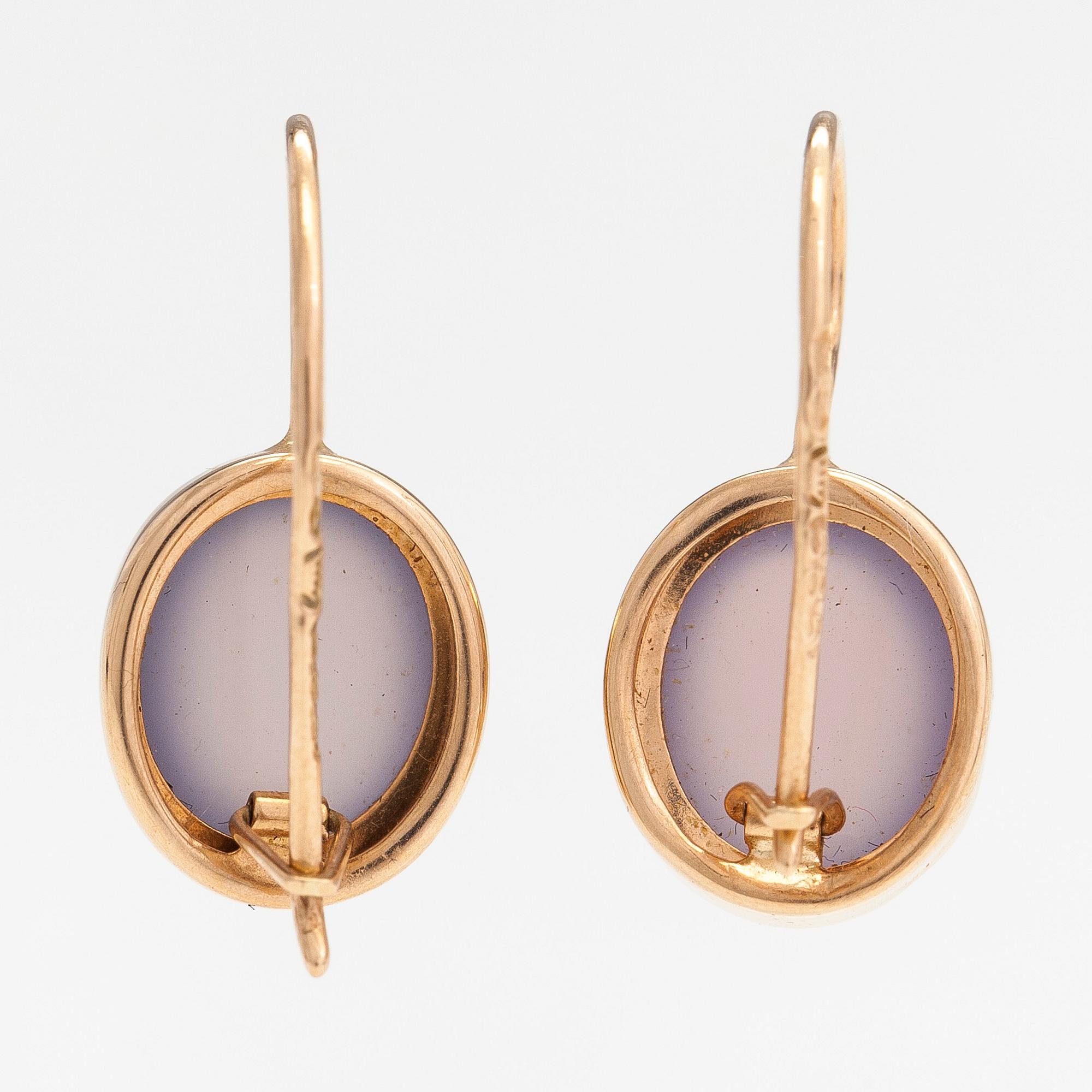 Elis Kauppi, Örhängen, 14K guld och kalcedoner. Kupittaan kulta, Åbo.