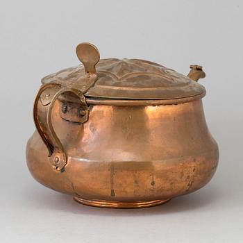 A LARGE COPPER KETTLE, 18th/19th century.