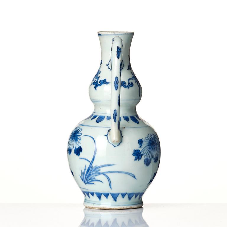 A blue and white ewer, Ming dynasty, 17th century.