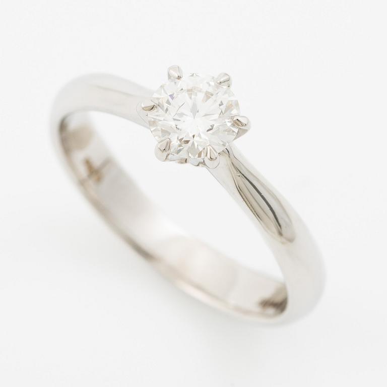 Ring 18K vitguld med briljantslipad diamant, medföljande IGI report.