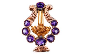 75. AN AMETHYST BROOCH.