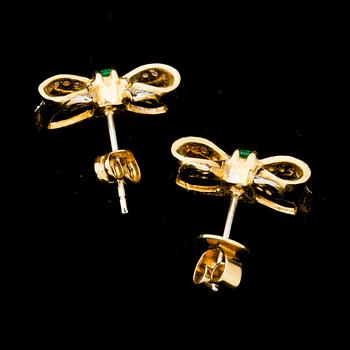 ÖRHÄNGEN, 18 k guld med diamanter samt cabochonslipade smaragder. Vikt ca 8g.