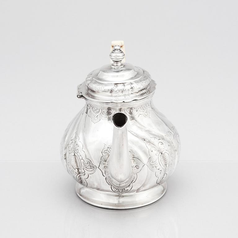 Petter Lund, tekanna, silver, Stockholm 1746. Rokoko.