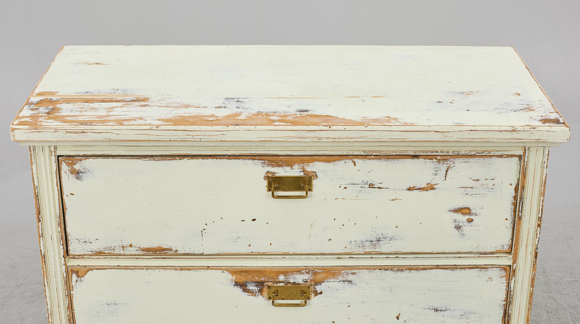 A chest of drawers, early 20th Century.