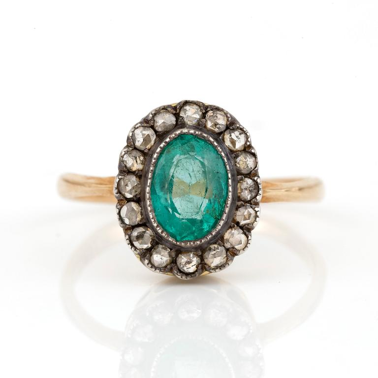 RING, med smaragd, ca 0,90 ct och rosenslipade diamanter, totalt 0,16 ct, Ryssland, omkring sekelskiftet 1900.