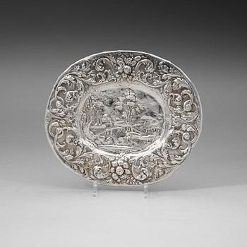 386. A German 17th century silver plate/dish, Johan Erhard I Heuglin, Augsburg 1689-1692.