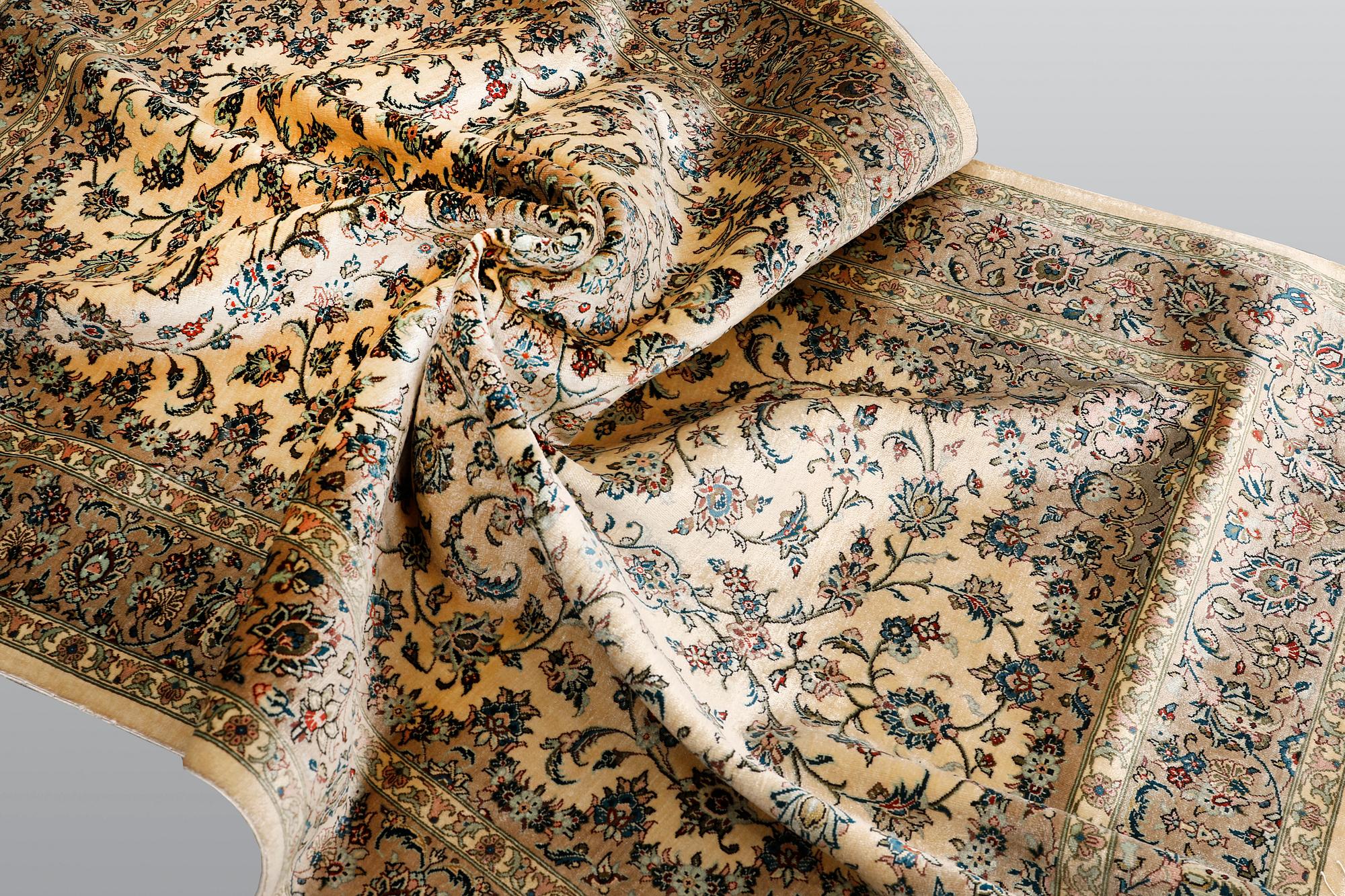 Matta, silke Keshan Signerad, ca 152 x 101 cm.