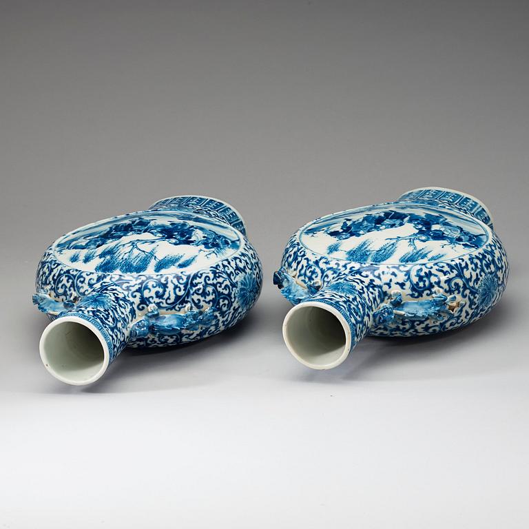 A pair of blue and white moon flasks, late Qing dynasty, 19th century.
