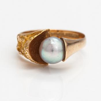 Björn Weckström, A 14K gold and cultured pearl ring "Birth of the pearl". Lapponia 1972.