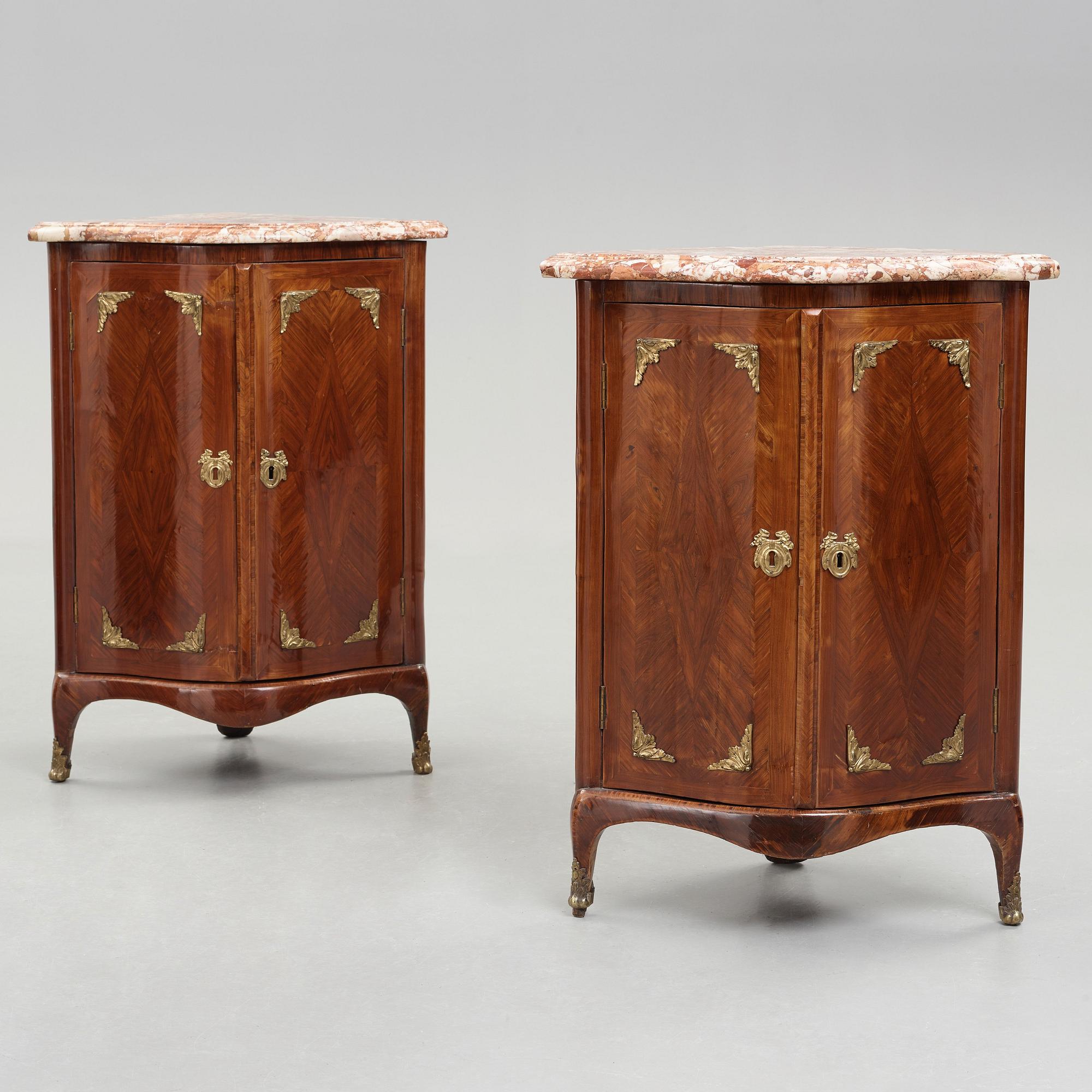 HÖRNSKÅP, ett par, av Pierre Migeon (sannolikt Pierre III, mästare i Paris 1761-1775), Louis XV.