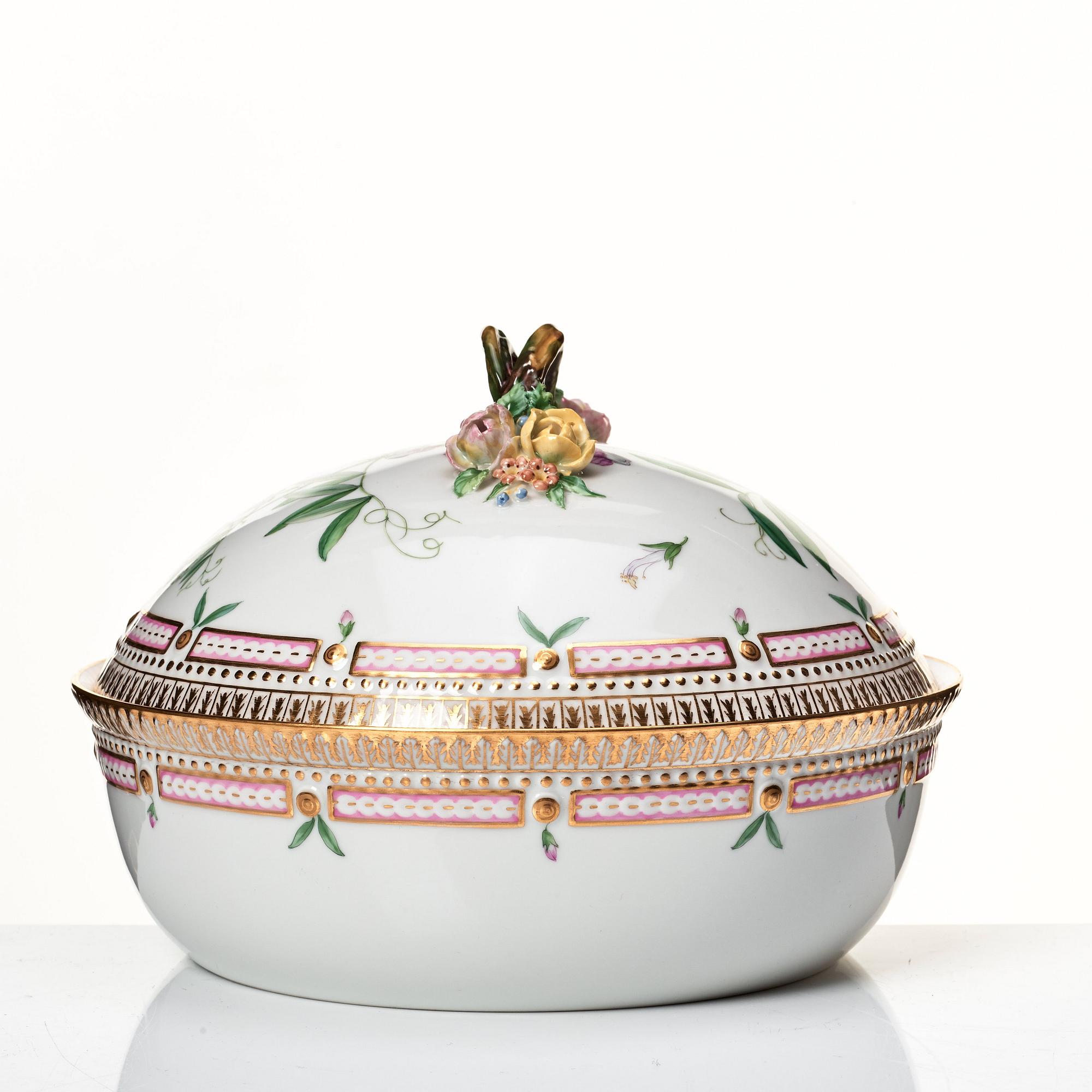 Karott med lock, porslin. Royal Copenhagen, "Flora Danica", Danmark, 1900-tal.