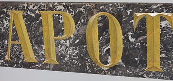 APOTEKSSKYLT, marmor, 1900-tal.