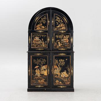 A Chinoiseries cabinet, 18th century and early 1900.