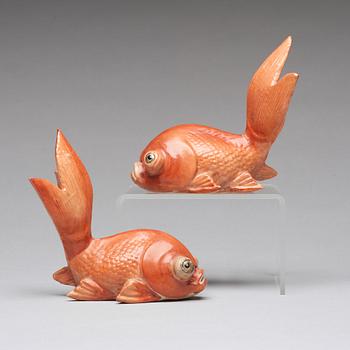 A pair of porcelain figurines of gold fishes, Qing dynasty, Qianlong (1736-95).